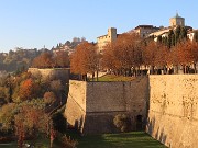 06 Le mura e il viale colorate d'autunno